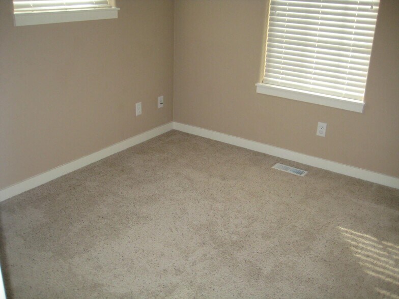 Building Photo - 6417 NE Southbrook Ct