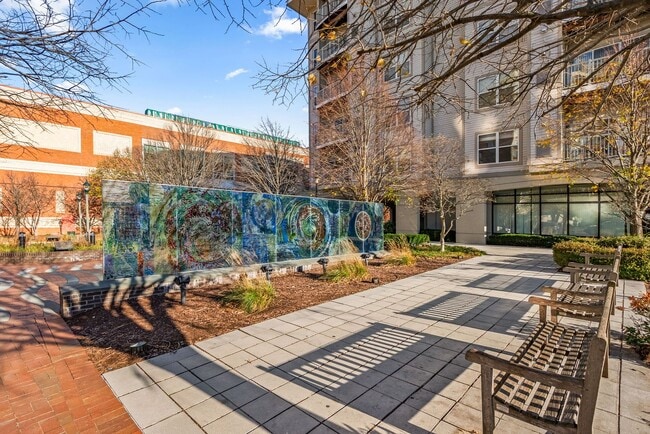 Building Photo - 1 Bed 1 Bath Plus Den - Silver Spring Condo - Garage Parking Space