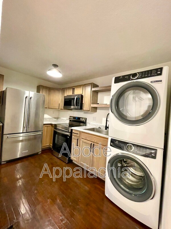 Building Photo - 187 Poplar St