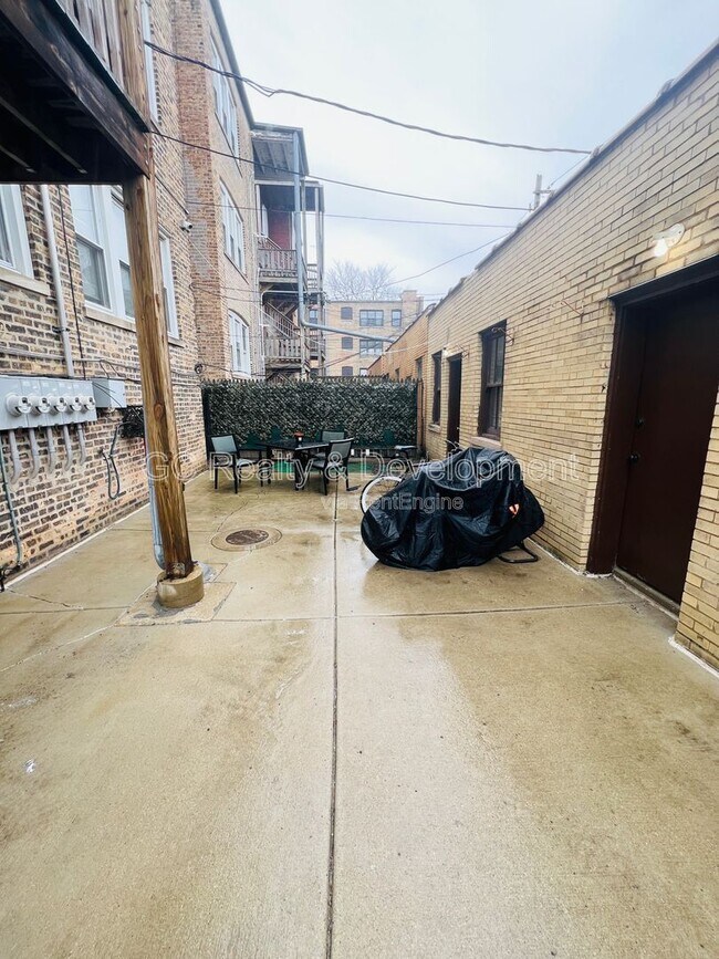 Building Photo - 6316 N Rockwell St