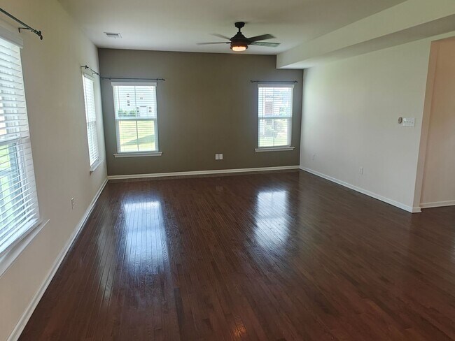 Building Photo - Large 4 bedroom home with recreational roo...