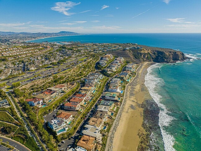 Building Photo - Remodeled 2 Bed, 2 Bath Condo with Ocean V...
