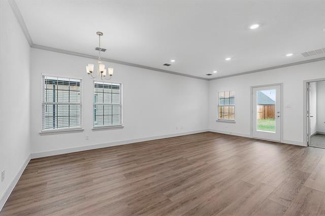 Building Photo - 560 Oak Crk Dr