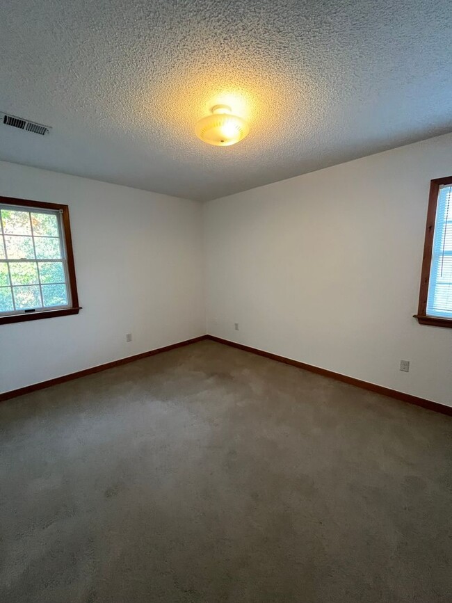 Building Photo - 3 Bedroom/2.5 Bathroom home available in M...