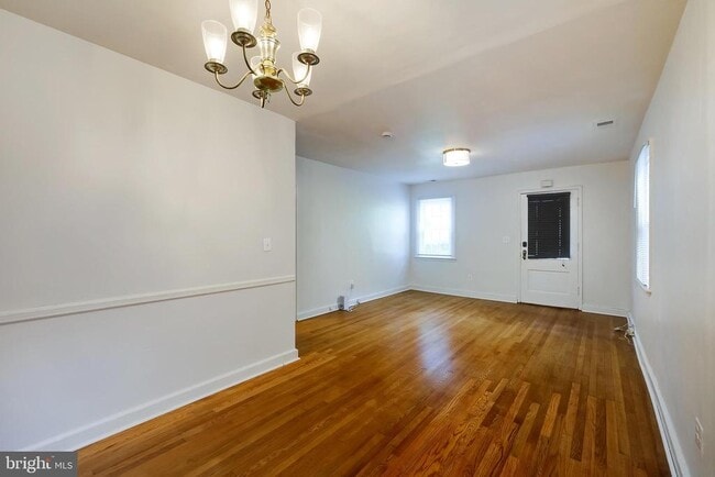 Building Photo - 4851 Crescent St