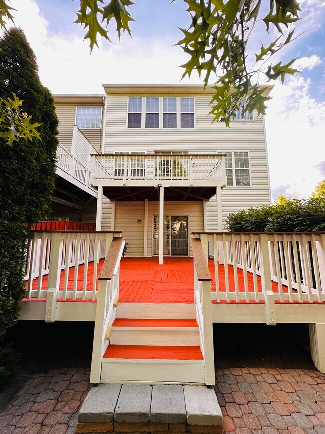 Building Photo - 22702 Lamoreaux Landing Square