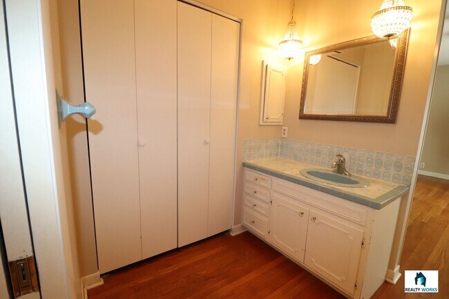 Building Photo - Amazing 2 bed Home!