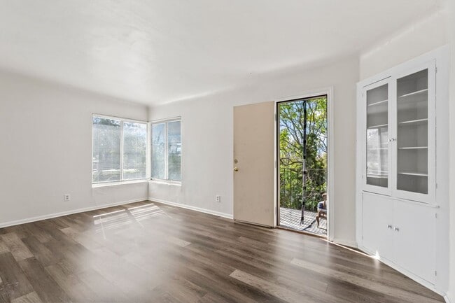 Building Photo - Spacious One Bedroom right by the Capitol