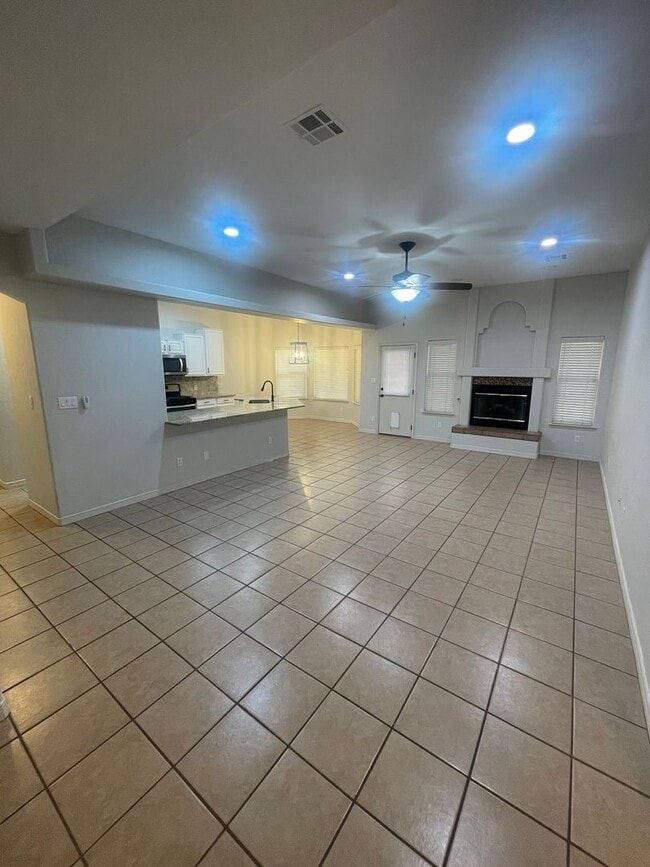 Building Photo - Gorgeous 4 bedroom/3 bathroom home located...