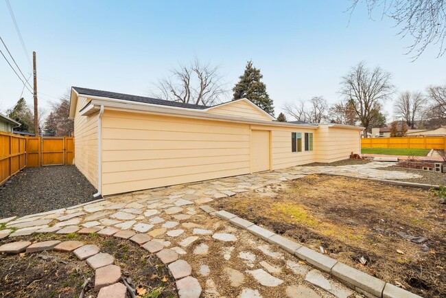 Building Photo - Charming 4 Bed, 2 Bath Home with 2 Shops i...