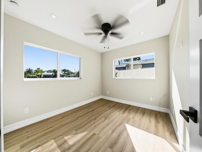 Building Photo - 4751 NE 4th Ave