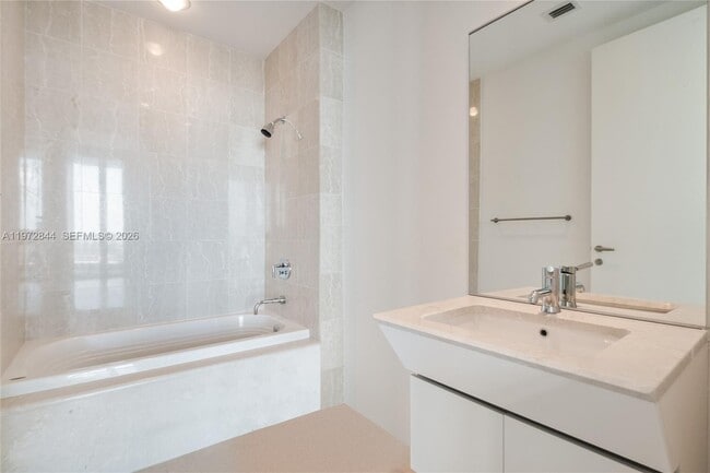 Building Photo - 2627 S Bayshore Dr