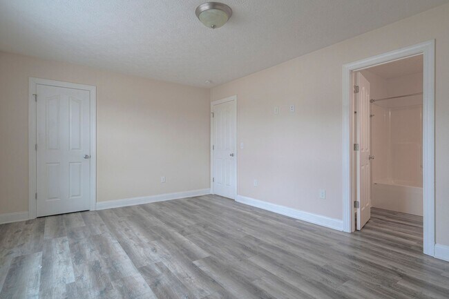 Building Photo - Oak Tree Townhome | 4 Bed, 4.5 Bath | Available Now!