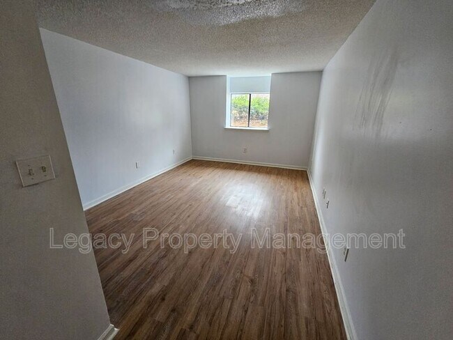 Building Photo - 2805 Treestead Cir