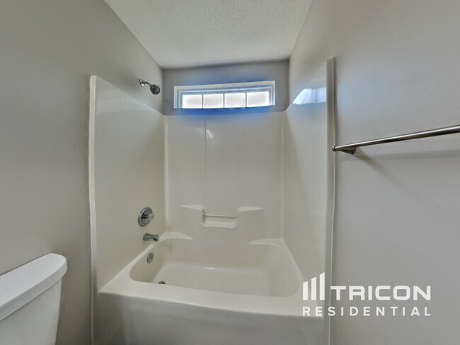 Building Photo - 1802 Bellwick Dr