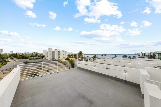 Building Photo - 1966 Biarritz Dr