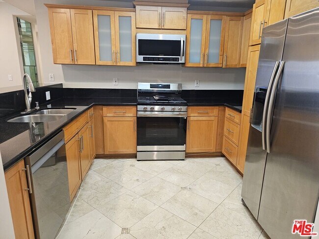 Building Photo - 1128 S Serrano Ave