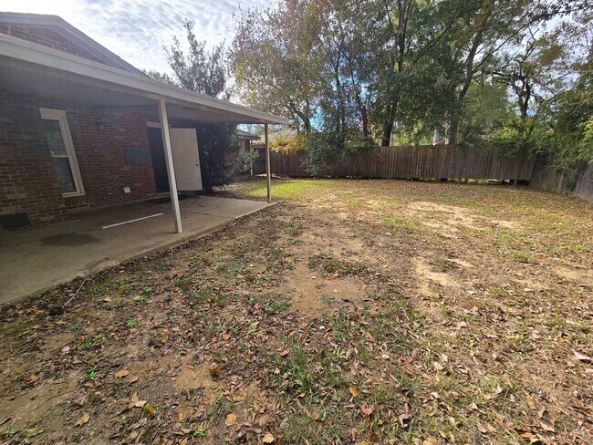 Building Photo - Living Room & Den in Dalraida