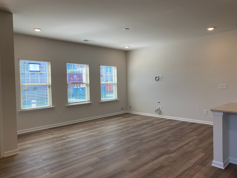 Building Photo - Room in Townhome on Planters Trace Ln