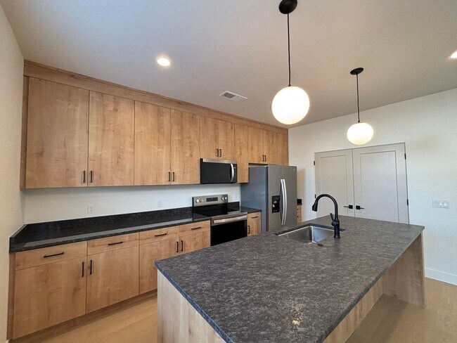 Building Photo - HURRICANE TOWNHOME FOR RENT!