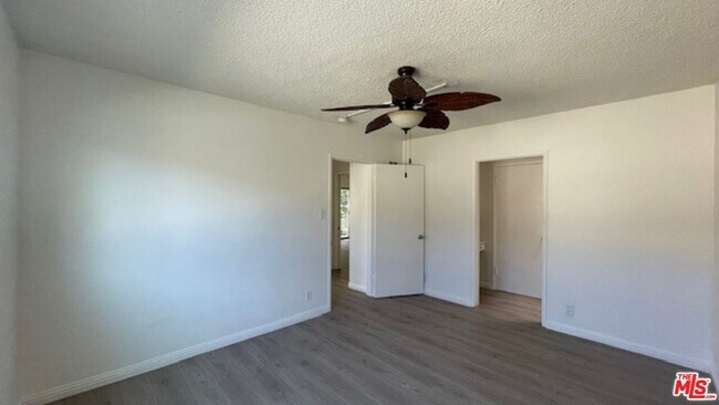 Building Photo - 832 S Gramercy Pl