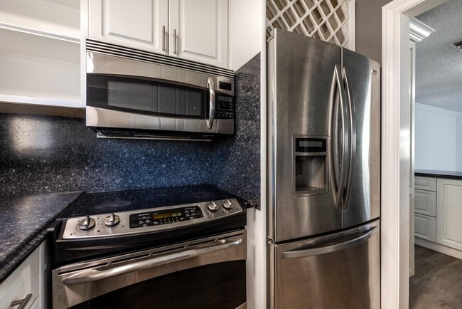 Building Photo - 8642 Sunset Dr