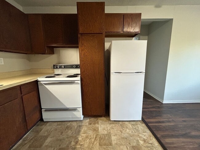 Building Photo - 1 Bedroom, 1 Bath Apartment at the Brookside Apartments!
