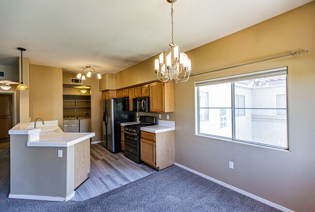 Building Photo - Upstairs condo in gated community