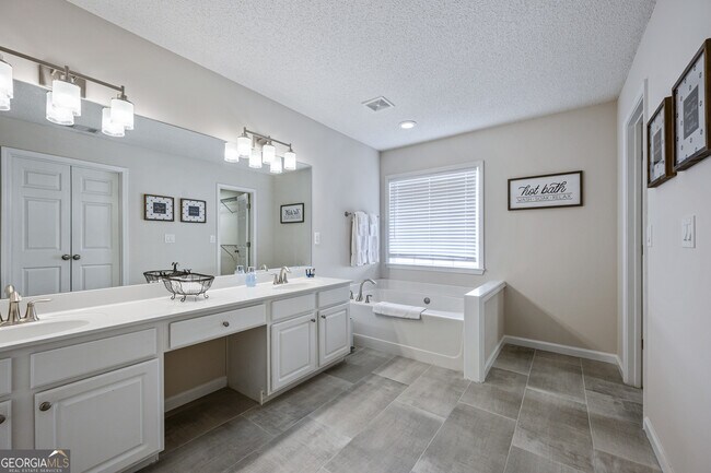 Building Photo - 206 Persimmon Tr