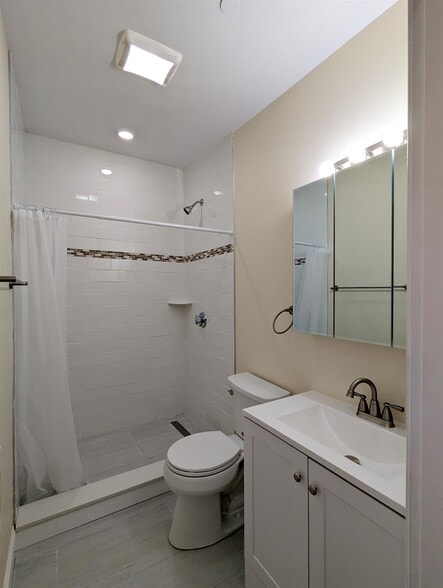 Building Photo - 2 Sacramento St