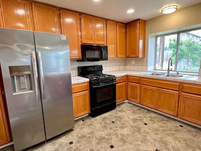 Building Photo - Two Story, 2 Bedroom 2.5 Bath House w/Cent...