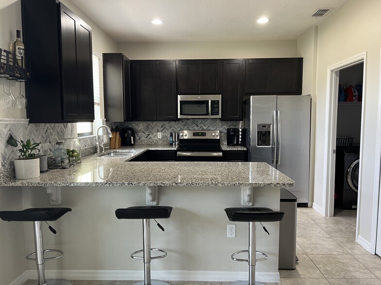 Building Photo - 2259 Seven Oaks Dr