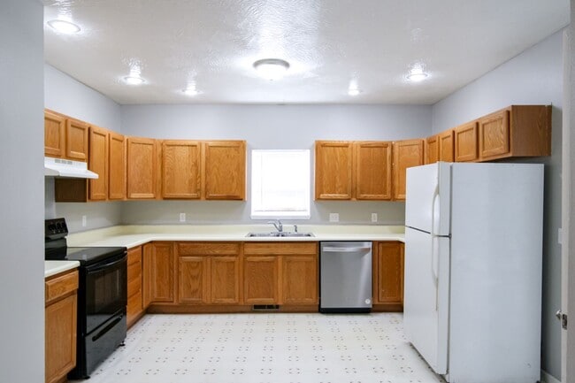 Building Photo - **Spacious 3 bed 2 bath w/ Fenced In Back ...