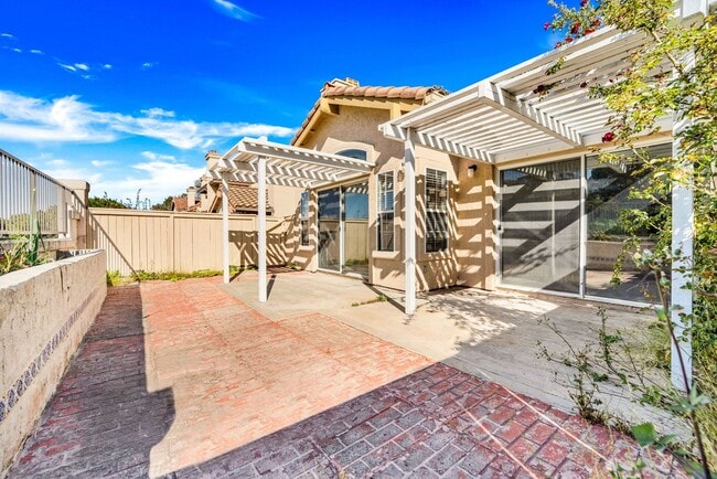 Building Photo - Charming 2 Bed | 2 Bath Single-Story Home with Golf Course Views!