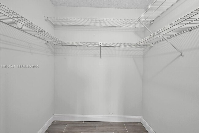 Building Photo - 2850 Somerset Dr