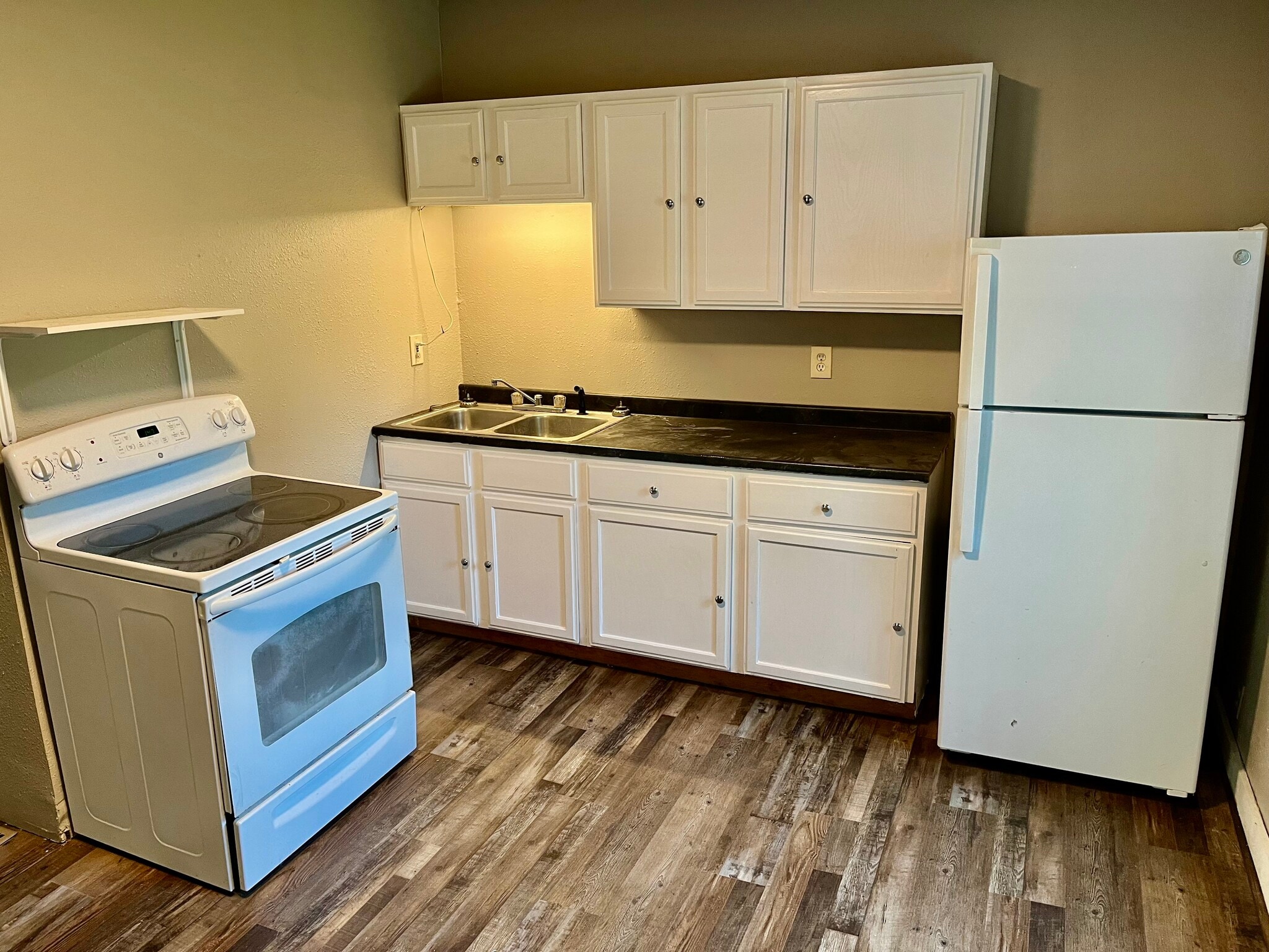 Building Photo - 729 W Cavour Ave