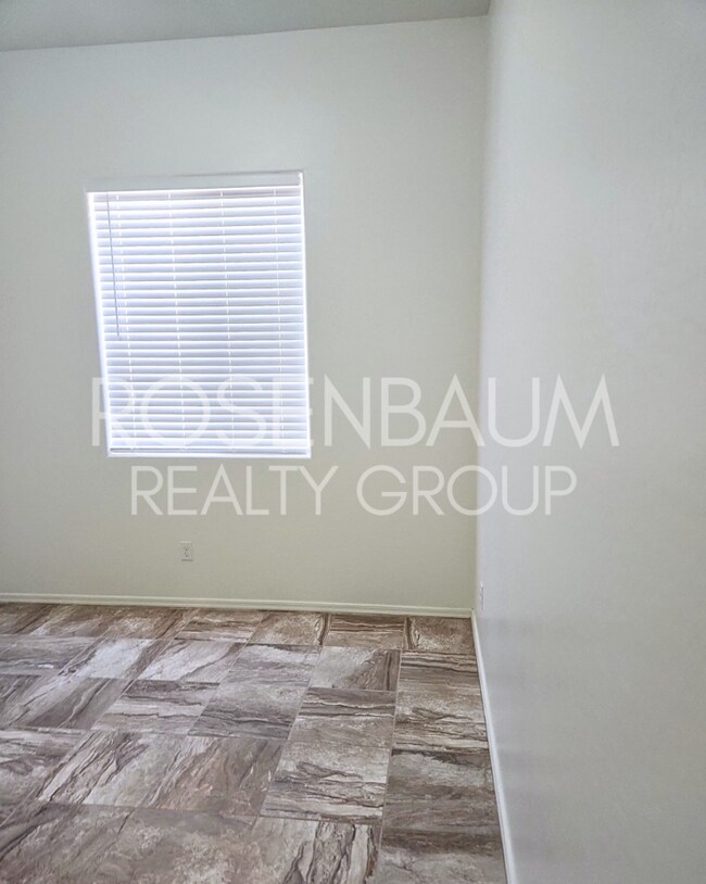 Building Photo - Gorgeous 3-bedrooms, 2-baths home tucked a...