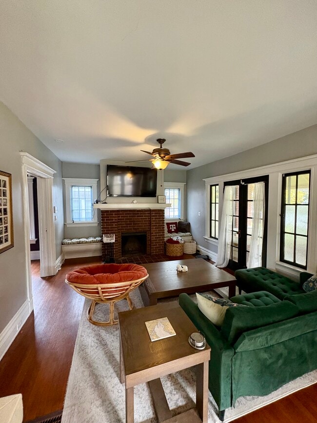 Building Photo - 2043 Dellwood Ave