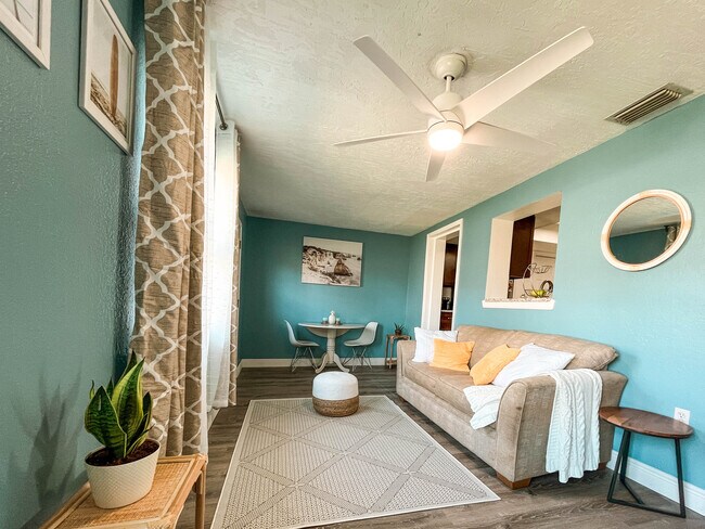 Building Photo - 532 Roosevelt Ave