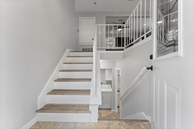 Building Photo - 2 Ground Brier Ct