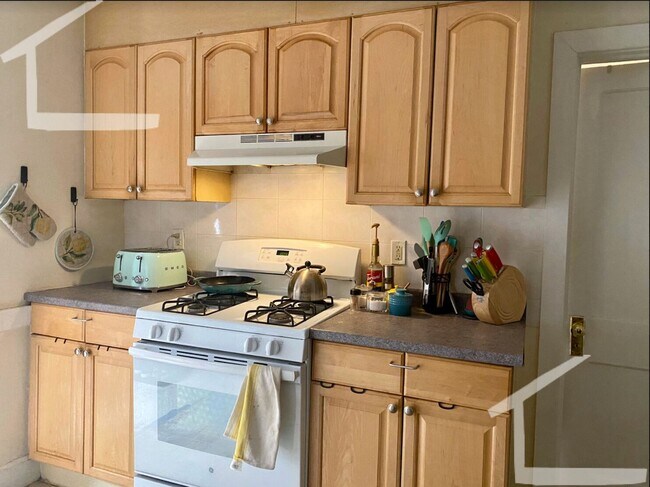 Building Photo - Cozy unit in central Brighton available as early as July 1st