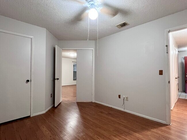 Building Photo - Spacious 3 bedroom 2 bath 2 car garage hom...