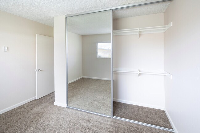 Building Photo - OPEN HOUSE: 6/27 10AM-12PM~ 2 BR Bright Apartment with Parking and AC!