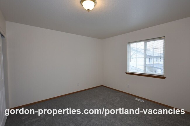 Building Photo - SE Knapp Circle - 3 bedroom duplex with attached single car garage