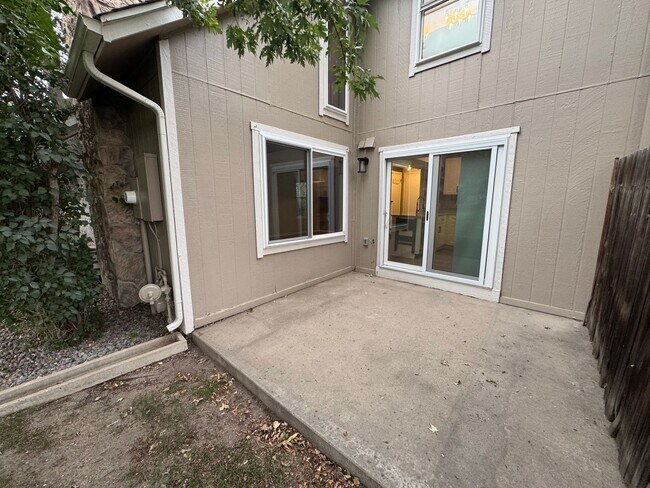 Building Photo - Aurora Townhome Right on the Golf Course