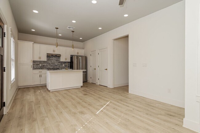 Building Photo - 120 E Magnolia Ave