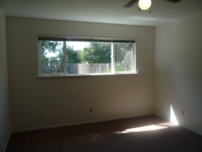 Building Photo - 3 bedroom + Bonus Room/Office in East Redding