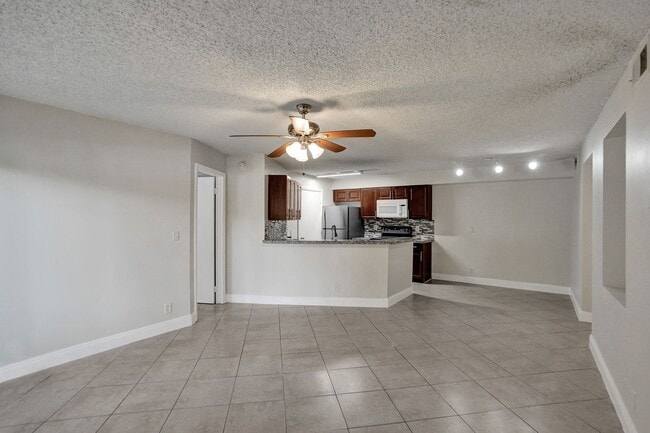 Building Photo - SPACIOUS 2 BED/2 BATH WITH BALCONY IN RESORT-STYLE COMMUNITY!