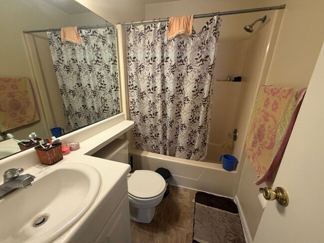 Building Photo - Claytor Square Condo | Ideal Student Living Near VT