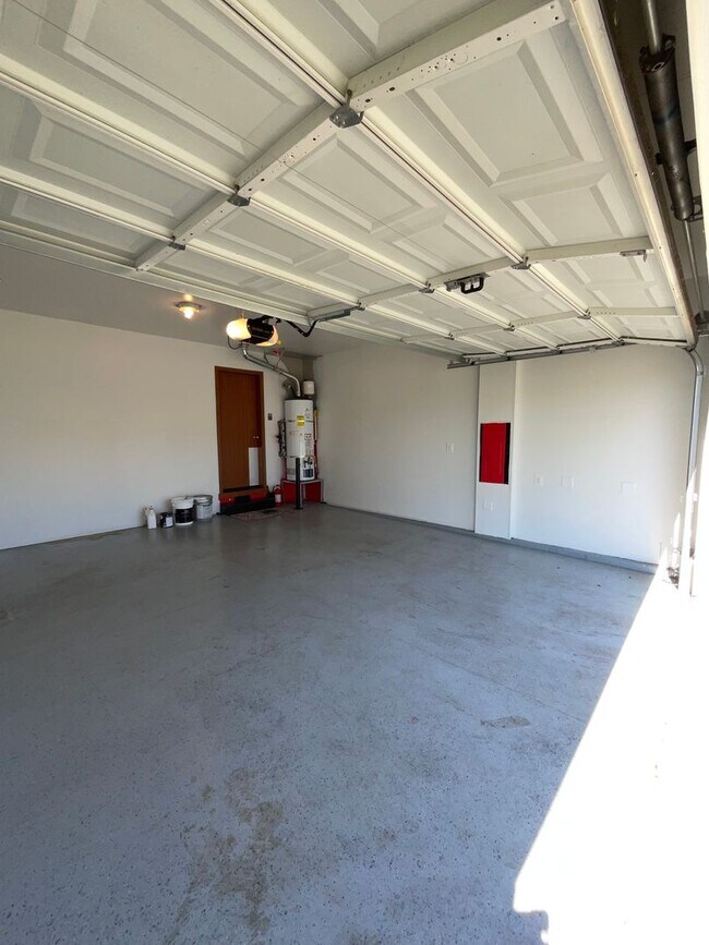 Building Photo - Just in Time for School!!! Beautifully Lan...
